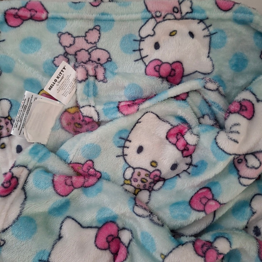 Hello Kitty Blanket - Picture 2 of 4
